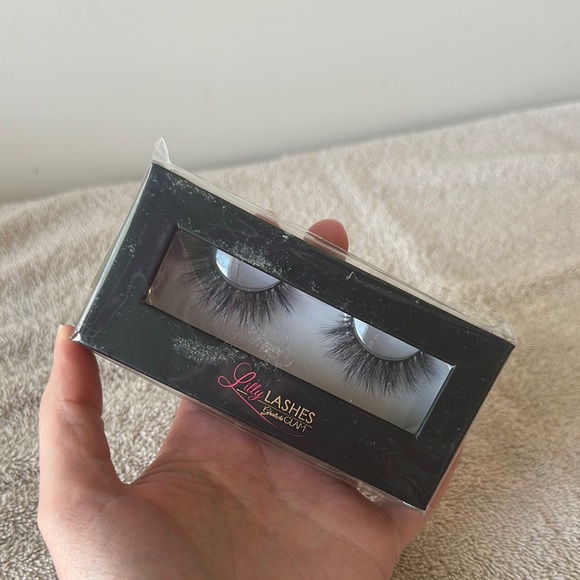 Lilly Lashes | Mink Miami - Picture 1 of 2